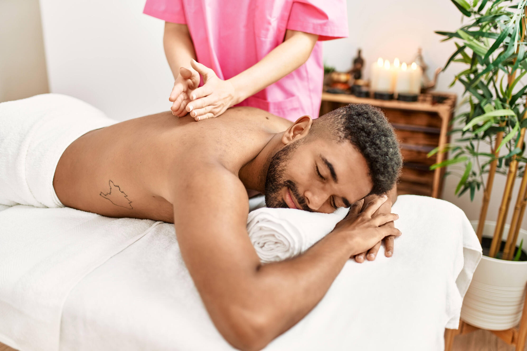 Un persona disfrutando de un masaje